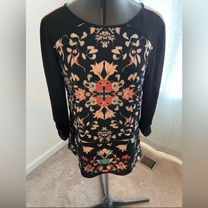 BCBGMaxAzria blouse size extra small. Multicolor